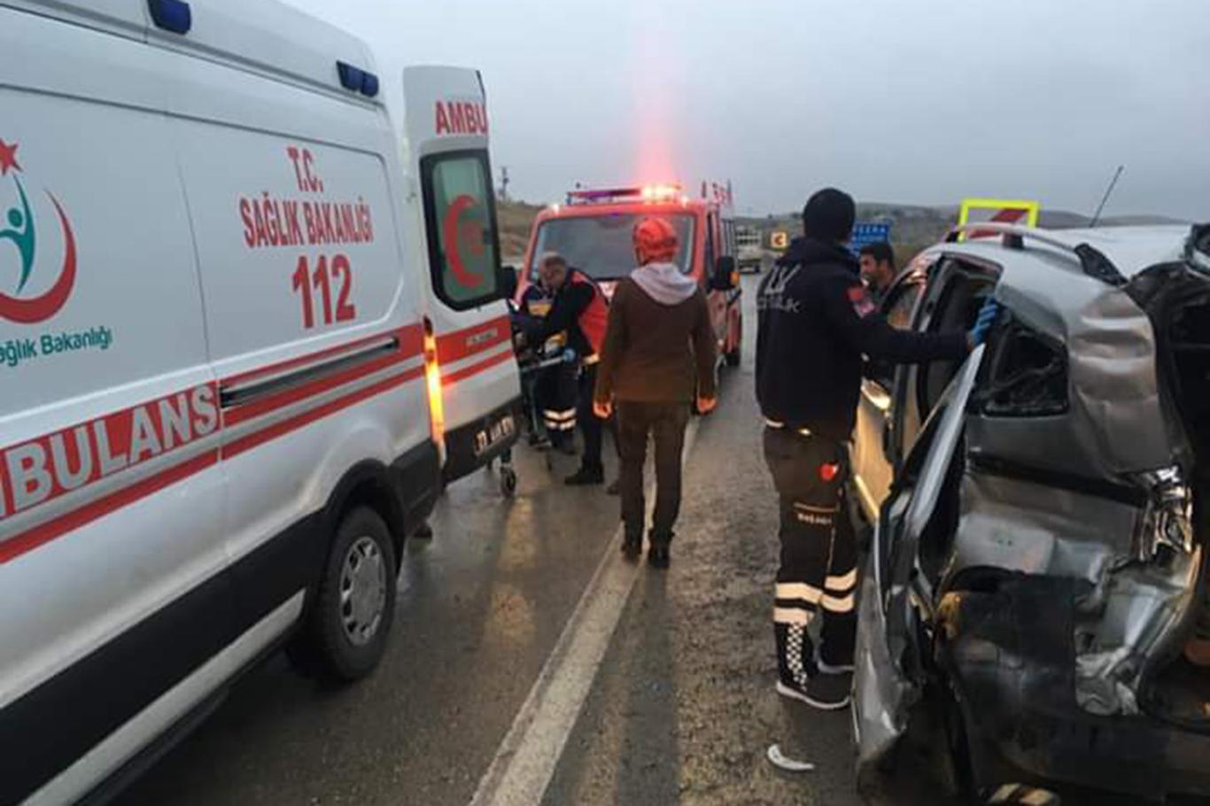 Hafif ticari araç ile pikap çarpıştı: 3 yaralı Hafif ticari araç ile pikap çarpıştı: 3 yaralı